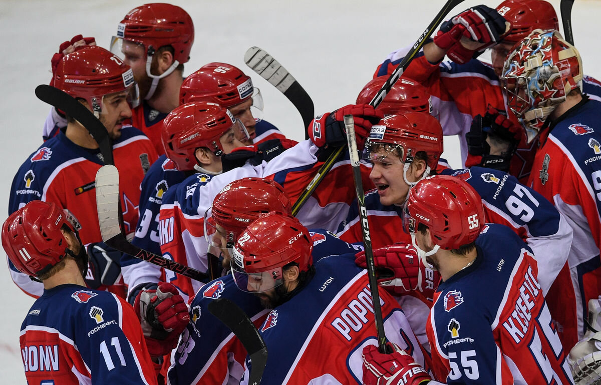  Хоккеисты московского клуба празднуют вторую победу в серии.  Команда ЦСКА с невероятными усилиями вырвала победу.