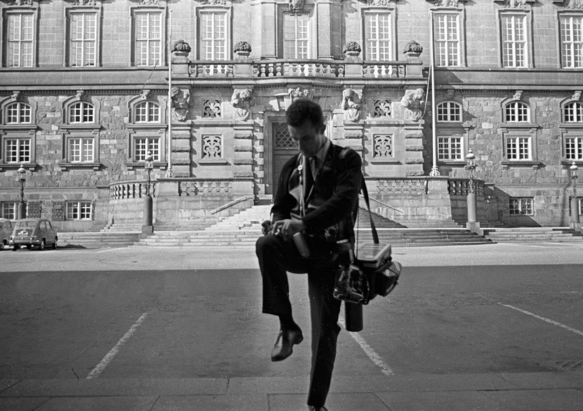 Юрий Абрамочкин делает заметки на память у здания парламента в Копенгагене. Сентябрь 1967 года. 