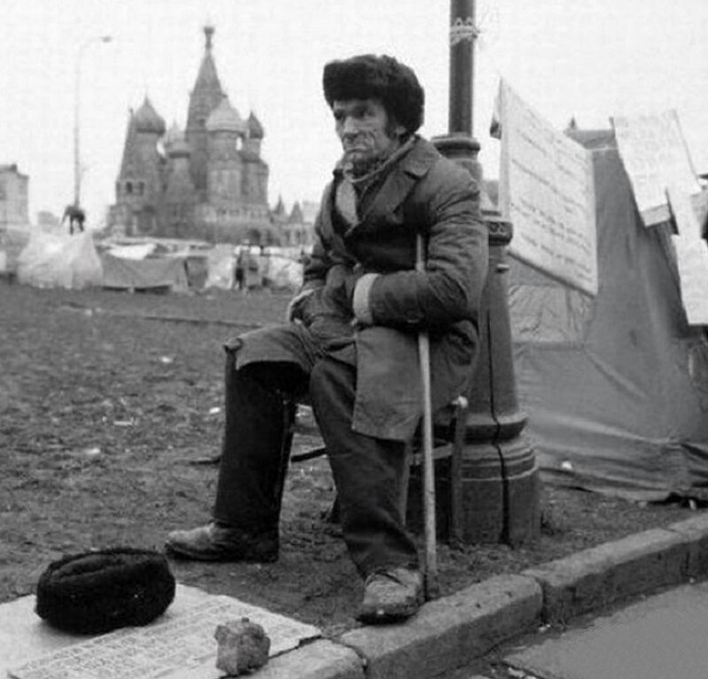 С началом 90-х годов количество бездомных в  СССР, а затем – в бывших республиках увеличилось очень резко.