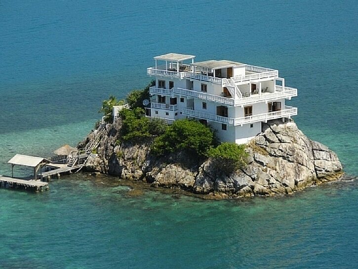 Большинство из нас проживает в квартирах или частных домах. Все привыкли к тому, что неподалеку находится работа, школы, магазины и другие заведения, необходимые для нашей с вами цивильной жизни. А как насчет того, чтобы поселиться на  острове? Да-да, на маленьком клочке земли размером с половину Красной площади и расположенном среди воды. Ни ЦУМа, ни «Пятерочки» через дорогу, ни самой дороги. Да что там магазины, если у вас в соседях в лучшем случае окажутся только 
молчаливые деревья и столь же неразговорчивые птицы и животные. Пока что не готовы? Тогда давайте просто узнаем, как обстоят дела на восьми самых маленьких островах, где прямо сейчас живут люди. Видео смотрите ниже.