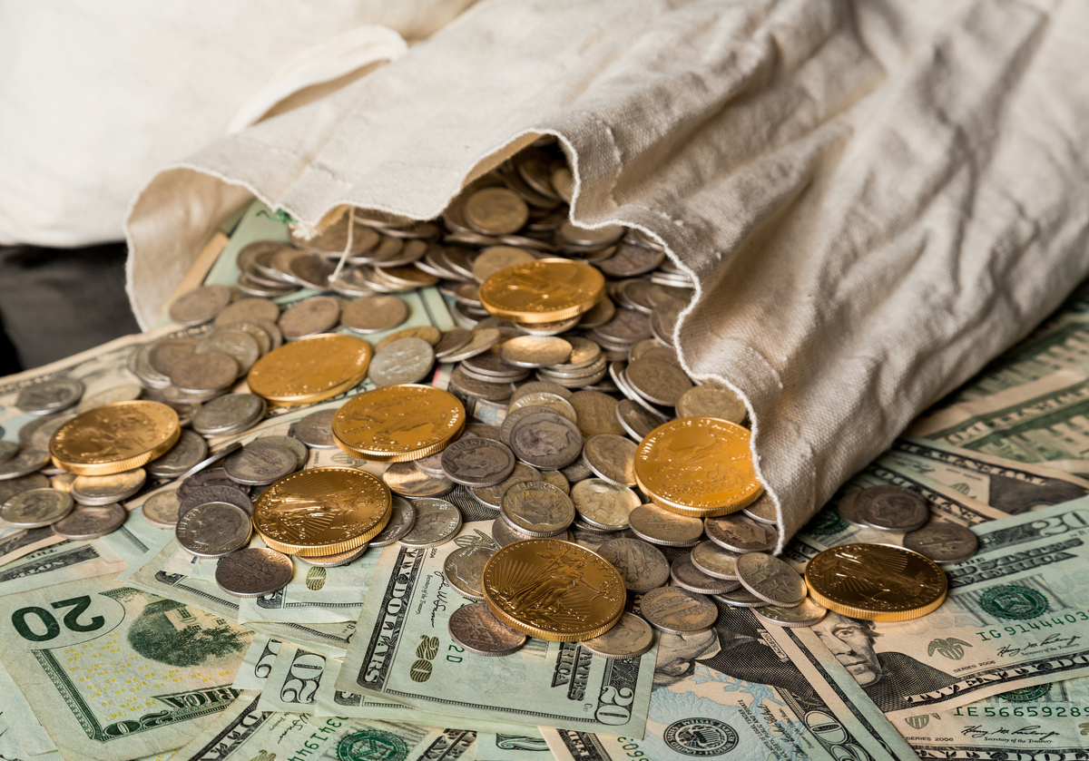 Фотография доходов украина. Куча денег в руках. Расстроенный человек и счета за ку. Много чеков. Наличные рубли.