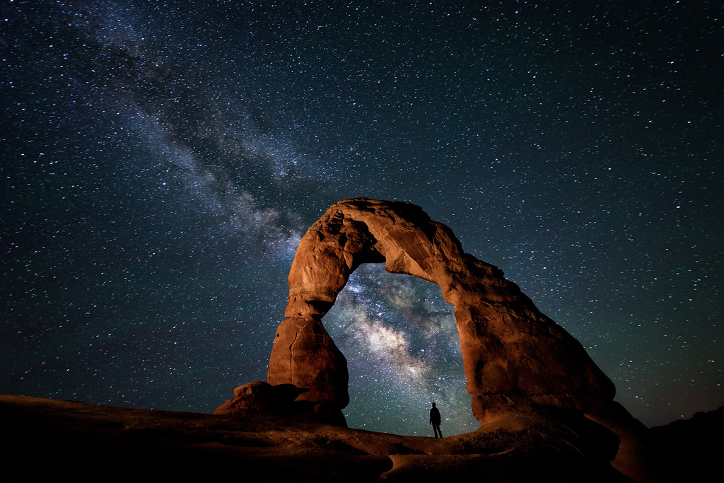 Когда человеческому взгляду ночью предстает Млечный Путь, человек видит всего лишь около 0.0000025% сотен миллиардов звезд галактики.