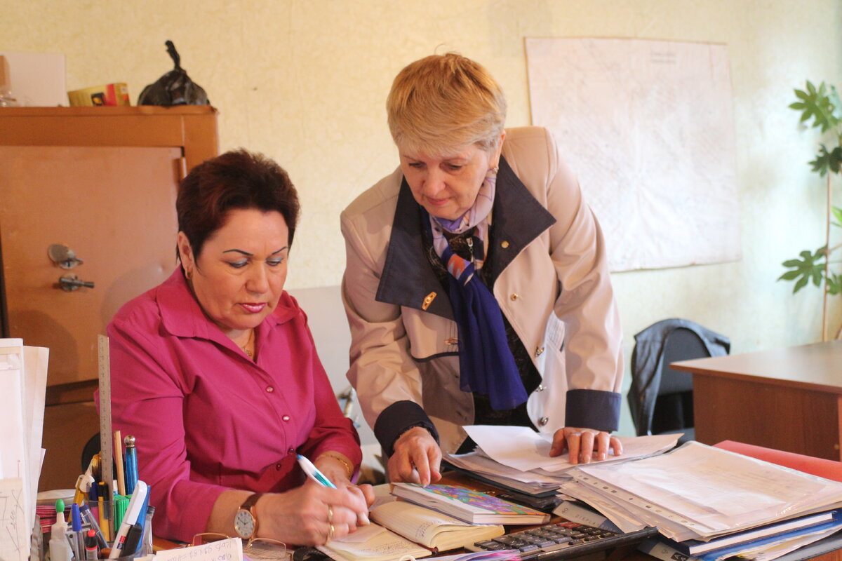 мастера намечают план работ перед планеркой