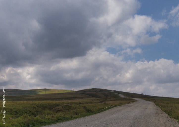 2. Странно, дорожка должна была быть более…. проезжей что ли. А не упираться в поселок. Проехали сквозь него. Асфальт обрывается. Начинается гравийка. Навигатор сходит с ума и раз в минуту перестраивает маршрут.