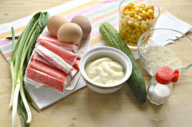 Подготавливаем необходимые продукты для праздничного салата из крабовых палочек.
