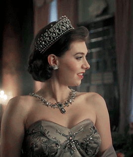 Кадр из сериала «Корона»