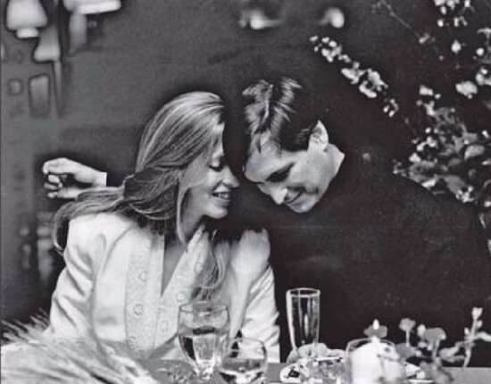 Стив Джобс и Лорен Пауэлл Джобс в молодости. Фото с сайта spletnik.ru