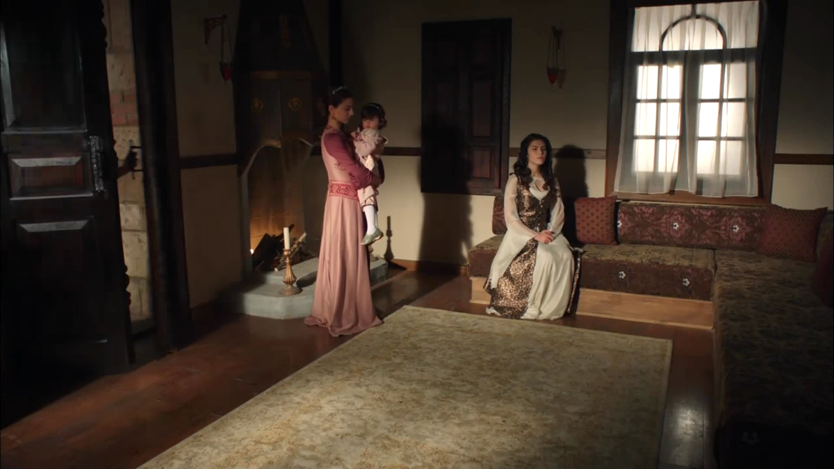 Айше у себя в покоях. Рядом стоит служанка и держит на руках Нергисшах.