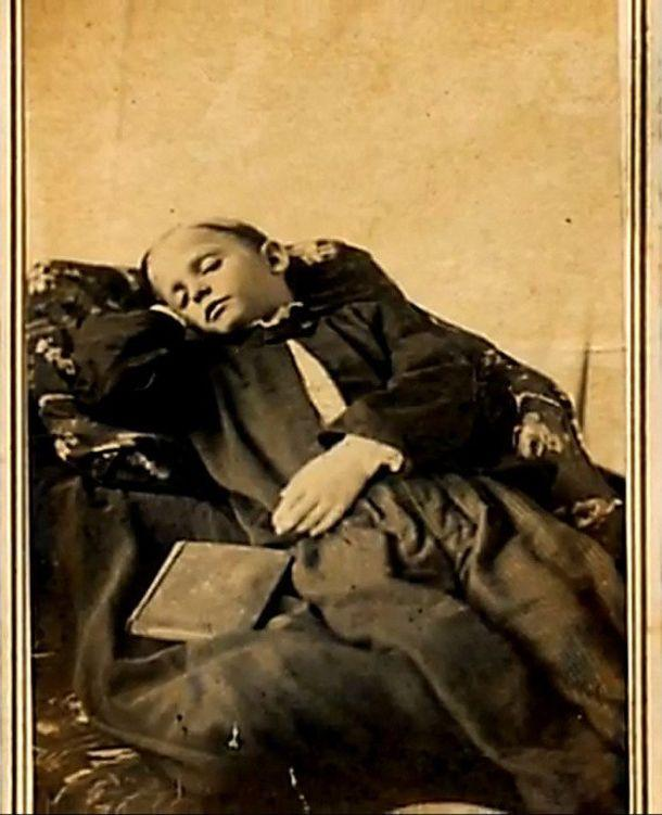 Фотки мертвого. Post Mortem викторианской эпохи. Post Mortem викторианской эпохи живые дети с мертвыми. Посмертная фотография Виктора Гюго. Викторианская Постмортен фотография Посмертная 19 века.