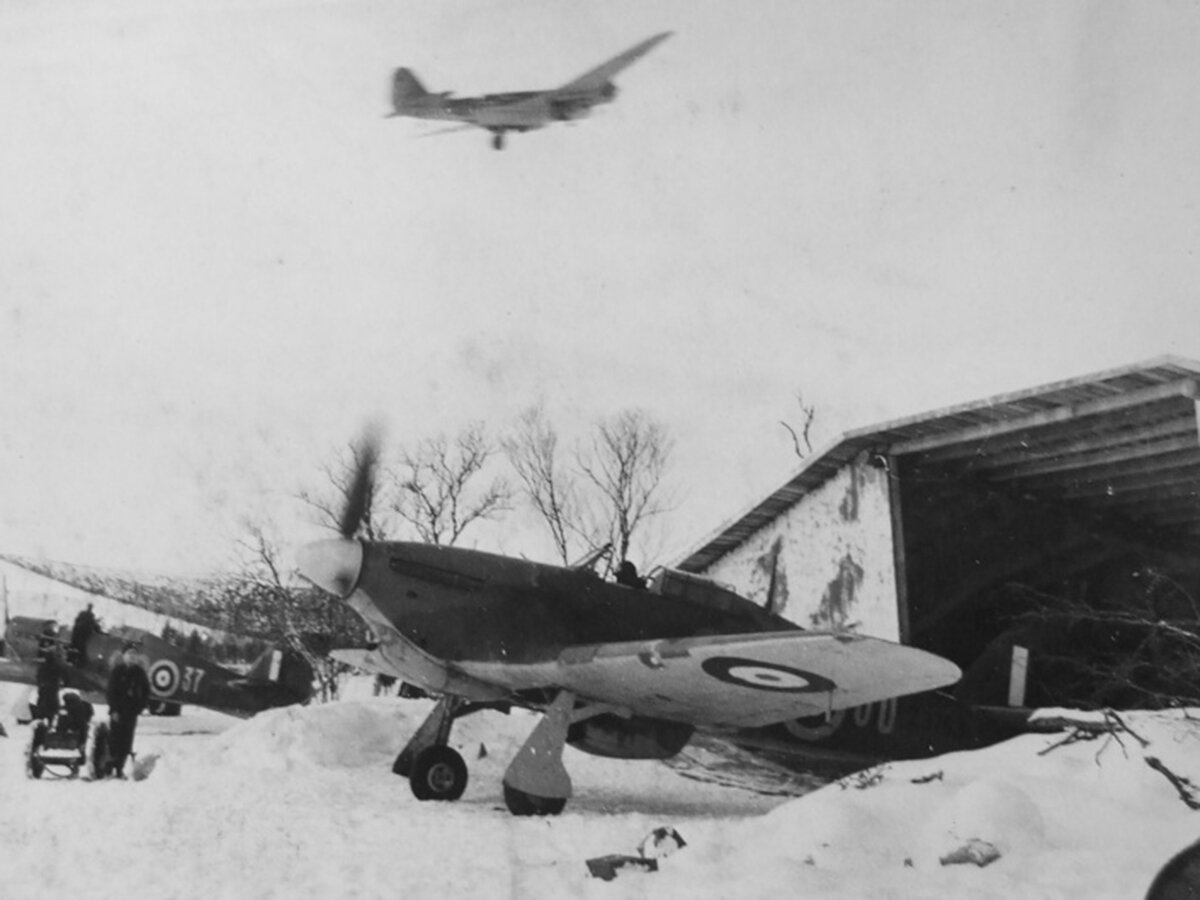Бомбардировщик СБ над аэродромом Ваенга-1. Осень 1941 года