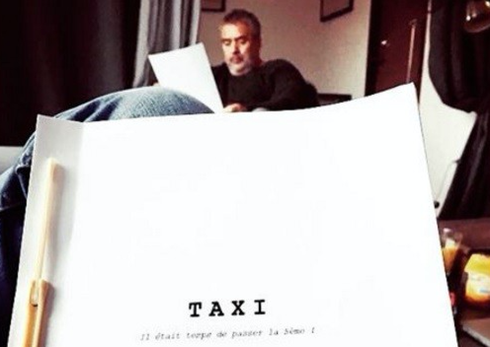 Люк Бессон читает сценарий "Такси 5" (снимок удалён с инстаграм)