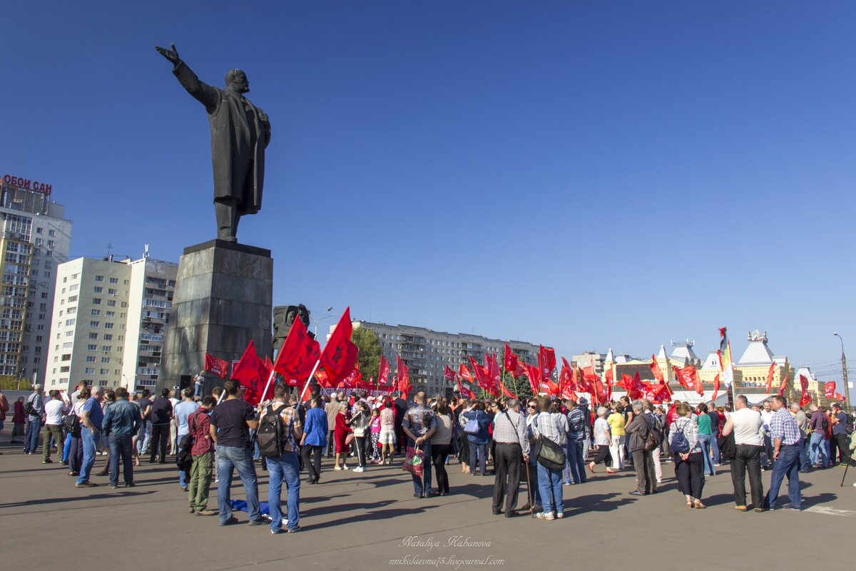 Так что сбор в субботу на пл.Ленина можно назвать частичным успехом. Но у нас не Москва и не Питер, большой явки не ожидается, а жаль. Народу было немного. Думаю, человек 200 или около того.
1.

