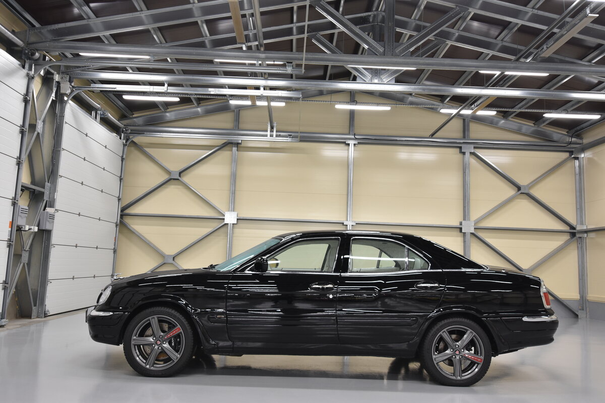 27 декабря 1998 года Авторский коллектив ОАО "Горьковский автомобильный завод" получил диплом 6-ой Всероссийской выставки-конкурса "Дизайн-98" в номинации "Проект года" за дизайн-разработку модельного ряда легковых автомобилей ГАЗ-3111, ГАЗ-3103 и ГАЗ-3104 "Волга". Помимо этого, автомобили были уже отмечены специальным призом журнала "За рулем" и дипломом Союза дизайнеров России в номинации "Надежда" на Московской международной автомобильной выставке "Мотор Шоу-98". Но, несмотря на все это, тираж автомобиля составил всего 400 штук.