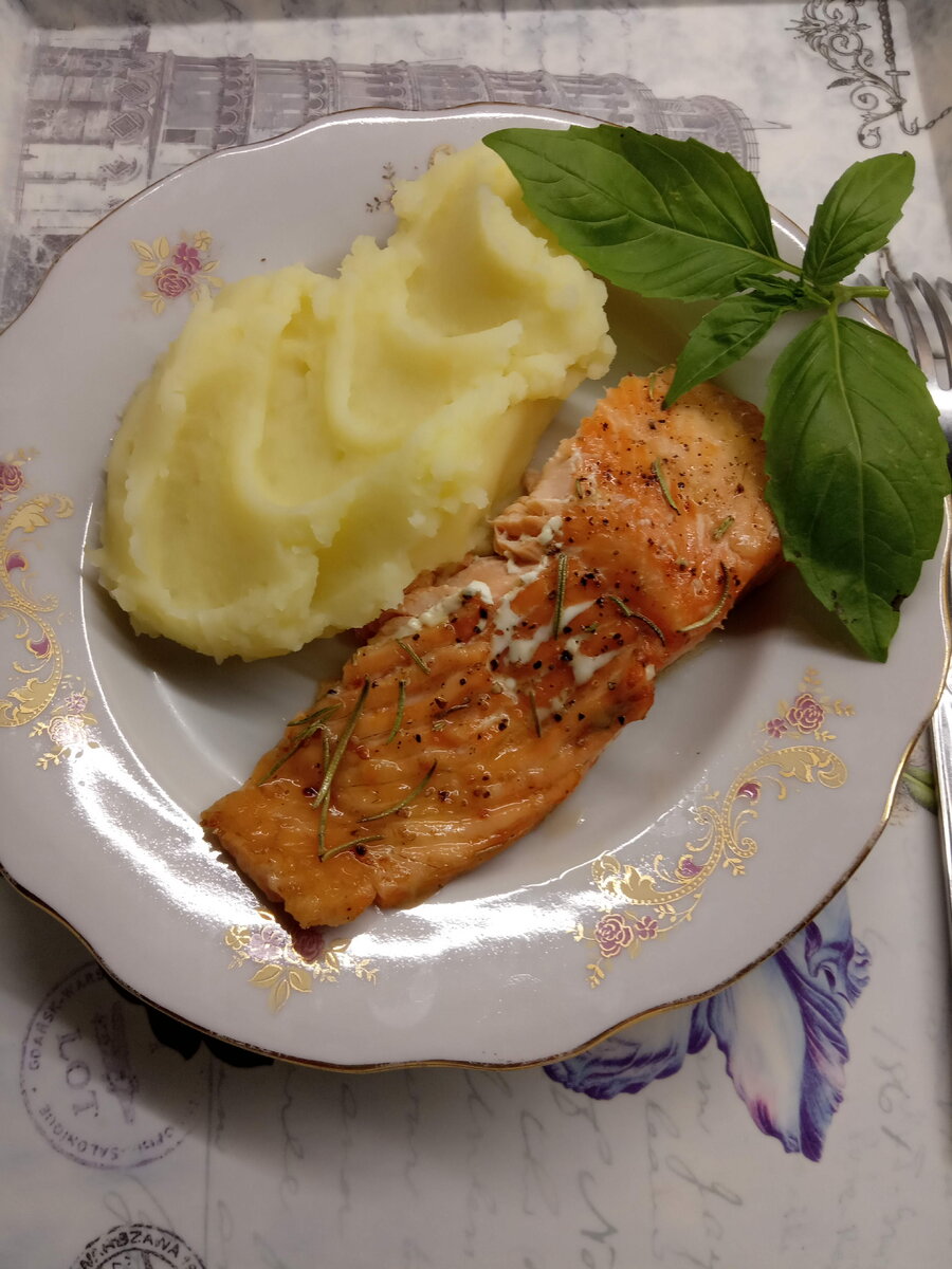 Готовьте рыбу. Особенно,если вам попалась свежая рыбка. Сезон вылова и привоза форели в России начинается с осени и наверное до весны. Ищите надежных поставщиков и запекайте,жарьте,солите эту вкусную рыбку