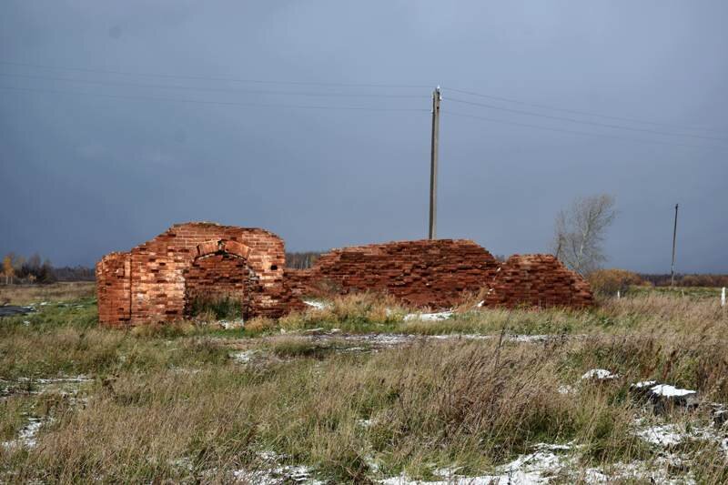 Стоит чуть отъехать от трассы как Курганская область встречает путника старинными развалинами.