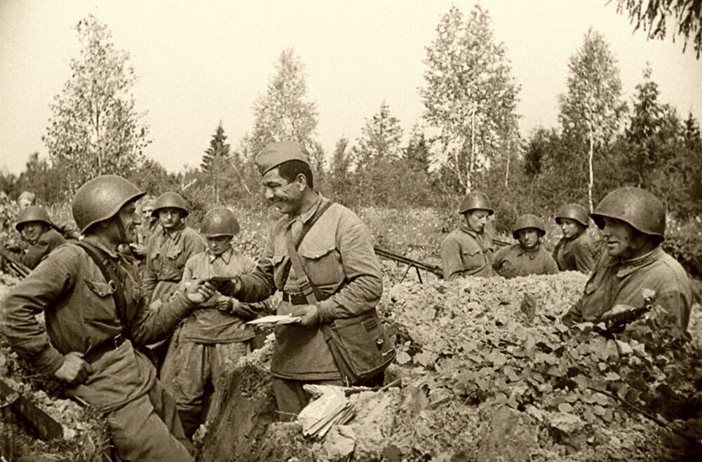 Советские бойцы на передовой получают почту. 1942 г.