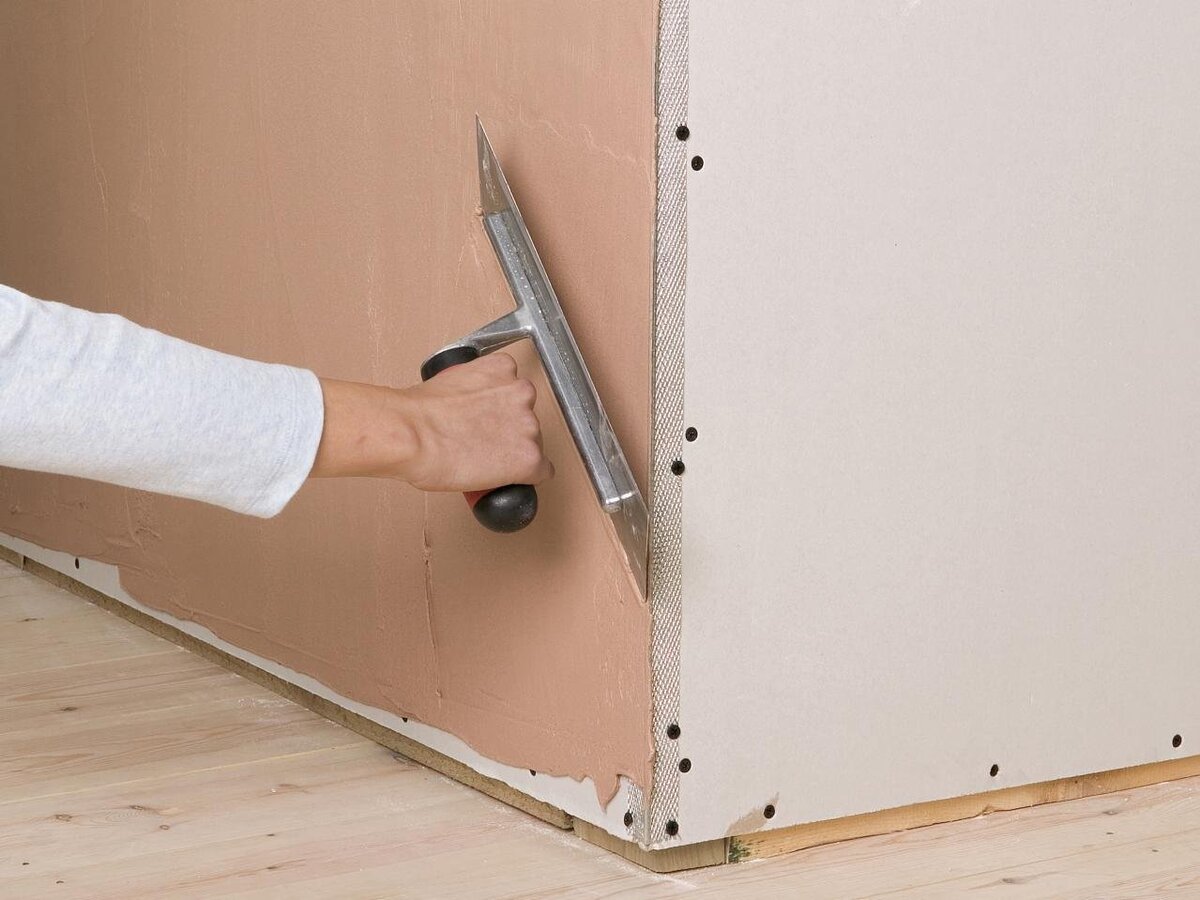 Гипсокартон очень удобен в использовании выравнивания углов, но также имеет и свои недостатки.