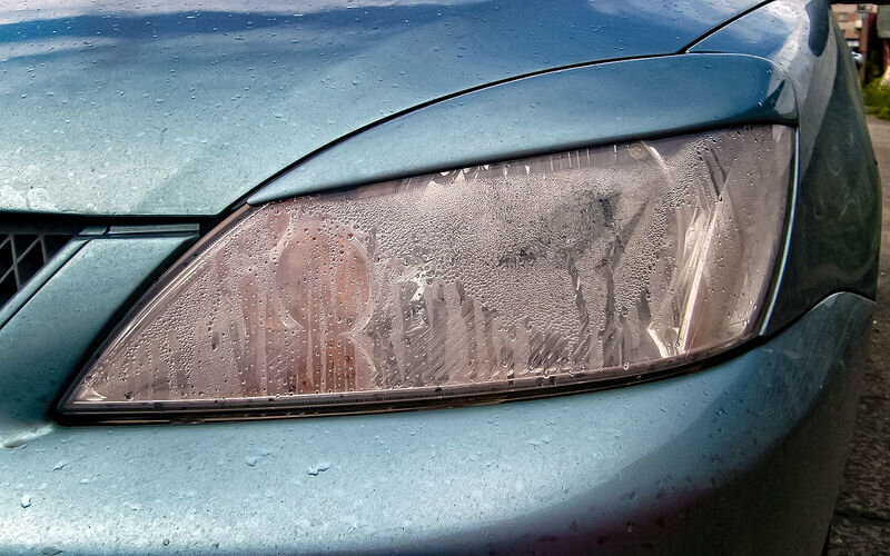 Запотевание настолько сильное, что не позволяет даже определить тип фары.