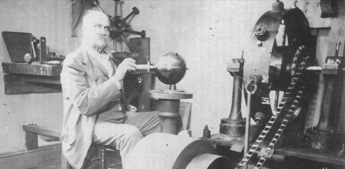 Кили за демонстрацией одного из своих механизмов