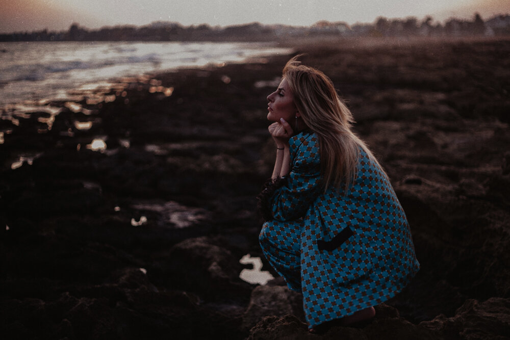 
в 11:00 я зашла в четвертую контору, и там мне дали номер телефона нотариуса, которая как раз практикует такие дела. БИНГО!
в 11:01 я узнала, что сегодня ее нет и она будет только завтра. БЛЭТ! НО! Эта первая часть дала мне уверенность, что я все правильно сделаю, но мне этого было мало. 
Мне захотелось дать бестолковой дуре понять, что не стоит обижать роскошную русскую Маму Арт Тимбилдинга.