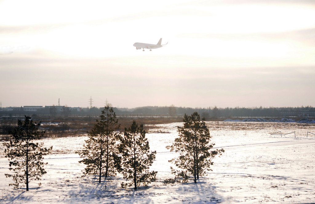 Успел к посадке, в работе пбыла полоса 07 и мчать пришлось к Меге. Снега немного пока, но есть

