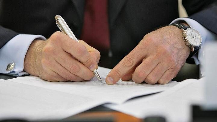 На политическом поле Хакасии — временное затишье. В недрах управленческой команды нового губернатора республики Валентина Коновалова идет напряженная работа по формированию нового кабинета министров. 
В серый дом потоком идут десятки и даже сотни резюме от тех, главным лозунгом которых теперь стала фраза «Партия, дай порулить!». Порулить хочется многим — по неофициальным данным 19rus.info, счет заявлений о возможном приеме на работу в правительство Хакасии уже перевалил за полутысячу. Между тем сегодня, спустя ровно неделю после победы Валентина Коновалова на губернаторских выборах, общественности Хакасии известно только о двух назначенцах — первом заместителе губернатора Андрее Асочакове и главе администрации Богдане Павленко.

Богдан Павленко: Мы сократили повара и двух официантов главы Хакасии

Однако давайте поближе приглядимся к тем должностям, на которые так стремятся все желающие «порулить» Хакасией. Стоит ли так завидовать нынешним и будущим назначенцам?

Итак, первый заместитель губернатора Хакасии. Сейчас данный пост занимает Артем Асочаков. Должность расстрельная. Все шишки, вся критика, обрушивающаяся на властей республики, бьет и будет бить сначала по губернатору. А затем автоматически прилетать и первому заместителю. Эти двое (сначала шеф, а затем и его подчиненный) отвечают, по сути, за все, что происходит в республике. Этот дуэт всегда на виду — и почести, и гнев им придется делить на двоих. В выигрышном положении, конечно, губернатор — он всегда может обвинить своего подчиненного в плохой работе, плохой информированности или просто в бездействии. Рабочий день у первого заместителя — ненормированный, то есть времени остается только на сон длительностью 5-6 часов.

Постоянный представитель Хакасии в Москве. Тоже — ничего хорошего в плане безмятежного существования. Валентину Коновалову придется в ближайшие полгода-год постоянно летать в российскую столицу по самым разным поводам. Прежде всего рабочим, а затем и партийным делам. Это значит, что на плечи хакасского «москвича» ложится тяжелейшая ноша. Чиновнику вместе с его аппаратом предстоит постоянно быть в напряжении, ожидая своего шефа из Абакана. А еще нужно будет успевать составить рабочий график губернатора в Москве, подготовить и систематизировать десятки его встреч, договориться с теми, кто хочет и может с ним встретиться... К тому же нужно организовать взаимодействие с Федеральной службой охраны или частным охранным предприятием в смысле обеспечения безопасности в Москве первого лица республики. Это сотни и тысячи часов напряженной работы — с перспективой вылететь со своего кресла в любую минуту при любой оплошности.

Министр транспорта и дорожного хозяйства РХ. Дороги в Хакасии по праву считаются одними из лучших в Юго-Восточной Сибири. Однако на их поддержание в соответствующем состоянии в условиях Сибири нужны колоссальные средства и колоссальные усилия. Добавьте к этой головной боли пристальное внимание правоохранительных органов, прекрасно понимающих, какие деньги можно заработать на дорожных работах, если побеждать на объявляемых аукционах по проведению тех или иных работ.

Министр социальной защиты РХ. Само министерство, по сути, является обычным распределителем поступающих в республику средств для тех, кто нуждается в социальной защите. Какого-либо серьезного влияния на политику правительства республики министерство не играет. Поэтому с этим может справиться любой более-менее квалифицированный экономист.

Министр строительства и жилищно-коммунального хозяйства РХ. Должность чуть менее расстрельная, чем у первого заместителя губернатора. Но это все равно состояние ужа на раскаленной сковородке. Особенно учитывая общее состояние жилищно-коммунального хозяйства Хакасии. И все тот же интерес силовиков к аукционам, на котором разыгрываются многочисленные строительные подряды. Может быть снят в любой момент.

Министр культуры РХ. С одной стороны, должность весьма привлекательная, публичная. Само же министерство представляет собой так называемое «поедающее бюджет» министерство — оно не зарабатывает в бюджет республики. Впрочем, зарабатывать и не должно (или хотя бы немного). С другой стороны, министр культуры — имидж региона, которому предстоят серьезные сокращения бюджета-2019. И прежде всего эти сокращения коснутся культуры Хакасии, так было всегда. Как в условиях этих сокращений жить и руководить культурой? Господину министру не позавидуешь.

Министр экономического развития РХ. И тоже ничего сладкого на этой должности нет и не может быть. Новому министру придется вести себя крайне аккуратно. Экономическая политика Хакасии в ближайшие годы будет ориентирована не на развитие, а на попытки удержать экономику региона (в союзе с министерством финансов РХ) на плаву. Тут дай-то бог ноги не протянуть, а не говорить о «возрождении» или «движении вперед».

Министр образования и науки РХ. Данную должность тоже хлебной и счастливой не назовешь. Обеспечение деятельности школ и вузов, разбор разнообразных конфликтов, а еще нужно держать в узде мощнейший педагогический коллектив, которому надо вовремя платить заработную плату и отпускные.

Министр природных ресурсов и экологии РХ. Деньги, деньги и еще раз деньги — их в ближайшее время не будет хватать никому.

Министр имущественных и земельных отношений РХ. Крайне «коррупционная» должность, сулящая жуткое нервное напряжение любому, кто захочет ее занять. Также может быть снят в любой момент с перспективой возбуждения серьезного уголовного дела. А с землей в республике можно делать очень и очень много интересного - ее много и она как бы почти ничья. Если ее выгодно получить, а потом выгодно коммерчески распорядиться... Это Клондайк. Эльдорадо. И у министра в связи с этим может быть только если не паника, то холодный ужас в глазах.

Министр национальной и территориальной политики РХ. Должность довольно спокойная. По крайней мере, так было в последние годы.

Министр труда и занятости РХ. Все также довольно спокойно.

Председатель Государственного комитета по делам молодежи РХ. И эта структура требует серьезных финансовых вливаний, которых сейчас в бюджете республики днем с огнем не сыщешь. А молодежь сейчас в Российской Федерации не очень — энтузиазм, конечно, есть. Но вот и с материальной заинтересованностью у нее тоже все в порядке.

Министр финансов РХ. В этих четырех словах сказано все. Безумный рабочий день, на который согласится только законченный трудоголик, решивший отказаться от семьи, отдыха и любых получаемых от жизни удовольствий.

Председатель Государственного комитета по регулированию контрактной системы в сфере закупок РХ. Абсолютно жуткая должность, ничего не сулящая кроме вечной головной боли. Плюс страх перед быстрым увольнением и усиленным интересом следственных органов, которые всегда уверены в успехе возбужденного уголовного дела.

Министр спорта РХ. Очень серьезная для имиджа Хакасии должность, для нормальной работы которой опять-таки требуются серьезные деньги. Иначе это — врагу такого не пожелаешь.

Министр сельского хозяйства и продовольствия РХ. В зоне рискованного земледелия, в которой находится Хакасия, это опять-таки крайне рискованная должность. Субсидий (по крайней мере серьезных) сельхозпроизводителям региона в ближайшем будущем не предвидится. А потому — ни-че-го хорошего.

Министр здравоохранения РХ. Огромные вложения, сделанные ранее, — и огромная ответственность в союзе с отчетом о проделанной работе. Плюс поток жалоб на систему здравоохранения в Хакасии в принципе. Увольнение может последовать в любое время дня и ночи.

Министр по делам юстиции и региональной безопасности РХ. Тут нужен обычный серьезный юрист, за будущее которого волноваться не стоит.

Так кому же в новом правительстве Валентина Коновалова завидовать?

Игнат Повидло
Кого назовете самым эффективным управленцем Хакасии?
Андрей Петров
5%
(1)
Богдан Павленко
0%
(0)
Андрей Асочаков
10%
(2)
Михаил Развожаев
35%
(7)
Ирина Войнова
5%
(1)
Владимир Крафт
10%
(2)
Сергей Новиков
15%
(3)
Кто-то другой (свой вариант оставьте в комментариях)
20%
(4)

