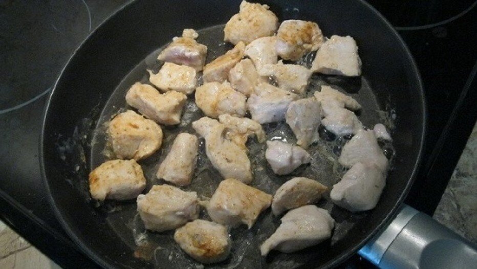Сколько варить филе кусочками. Куриное филе кусочками на сковороде. Кусочки жареной курицы. Жареное куриное филе на сковороде. Курица кусочками на сковороде.