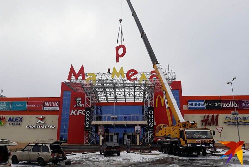 Монтаж новой вывески.