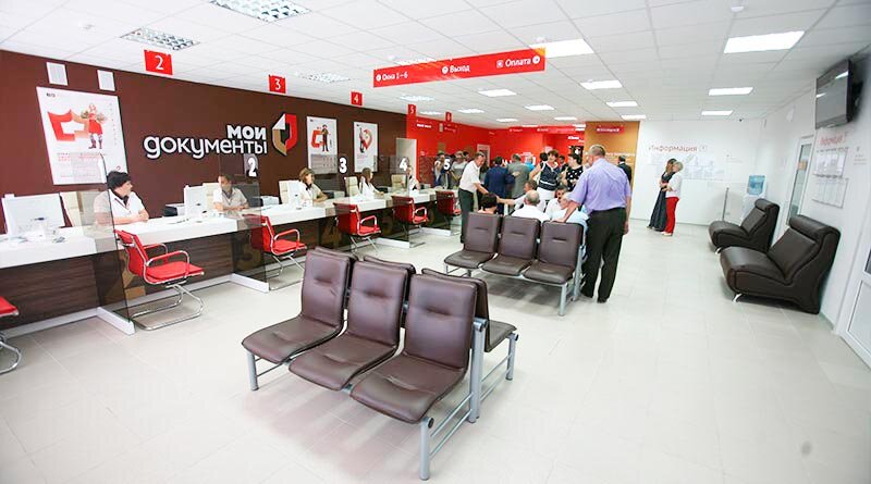 Ведомство, занимающееся решением вопросов безопасности дорожного движения, направило в Правительство РФ проект постановления, в котором обращается внимание на необходимость расширения полномочий сотрудников МФЦ. ГИБДД предлагает позволить россиянам регистрировать свои транспортные средства по принципу единого окна, то есть в МФЦ.