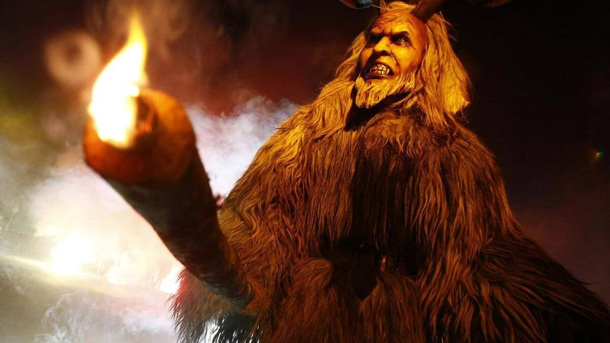 
Итак, как же этот мифологический зверь стал частью Рождества?
Высоко в европейских странах Альп, где и родился Крампус, или, точнее, где была создана его легенда – там стоит искать истоки. Слово «Крампус» происходит от старого немецкого слова «krampen», что означает «коготь». В скандинавской мифологии Крампус является сыном Хели, богини-повелительницы подземного мира. Есть также некоторое физическое сходство между Крампусом и греческими мифическими существами — это рога и копыта как у сатиров и фавнов.