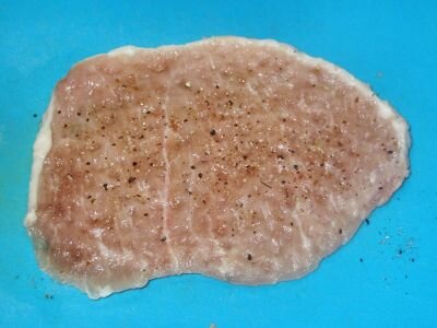 Мясо нарезаем достаточно тонкими пластинками, отбиваем кулинарным молотком, солим и перчим с обеих сторон.