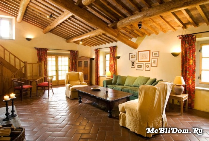 
Интерьеры в тосканском стиле спроектированы и в полном соответствии с природой. Тоскана - это природно богатая земля: кипарис и оливковые рощи, виноградники, сады с десятками самых разнообразных сортов деревьев, которые дают самые удивительные оттенки и запахи. Розмаринские поля, жасминовые кусты, заросли бугенвиллеи наполняют воздух и дома этой красочной области беспрецедентным ароматом. И все эти природные дары широко используются людьми в их домах.
