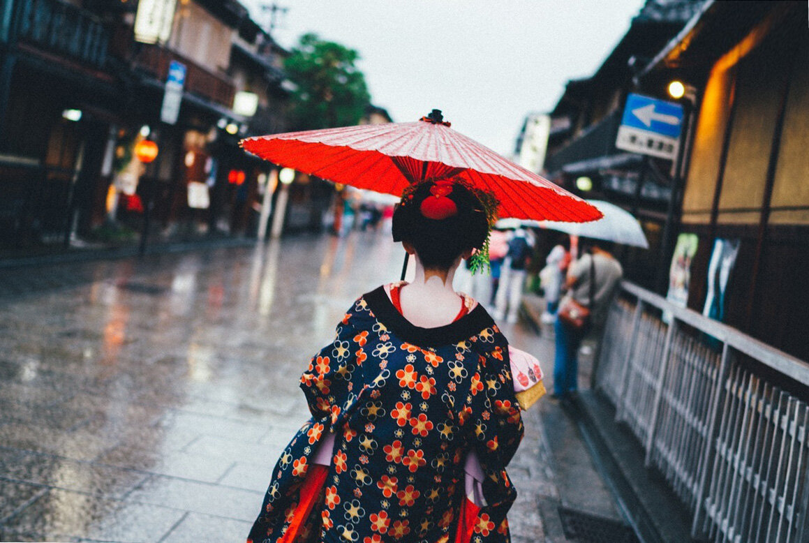 Гейша спб. Гейша размытое фото. Geisha Kydd. Гейша не видно лица. По красному мосту Япония идет гейша картинка.