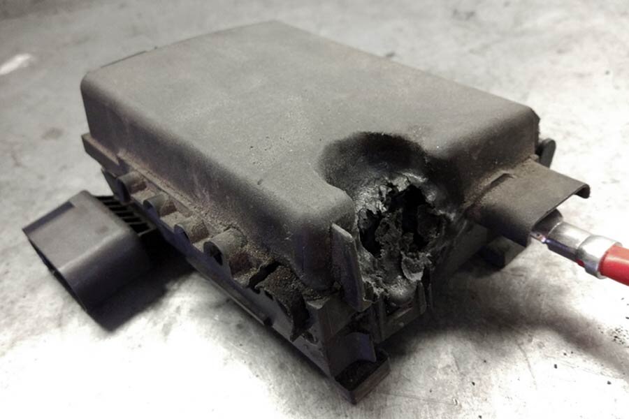 Еще чуть чуть и пожара не избежать. К замене блок, провод к стартеру.