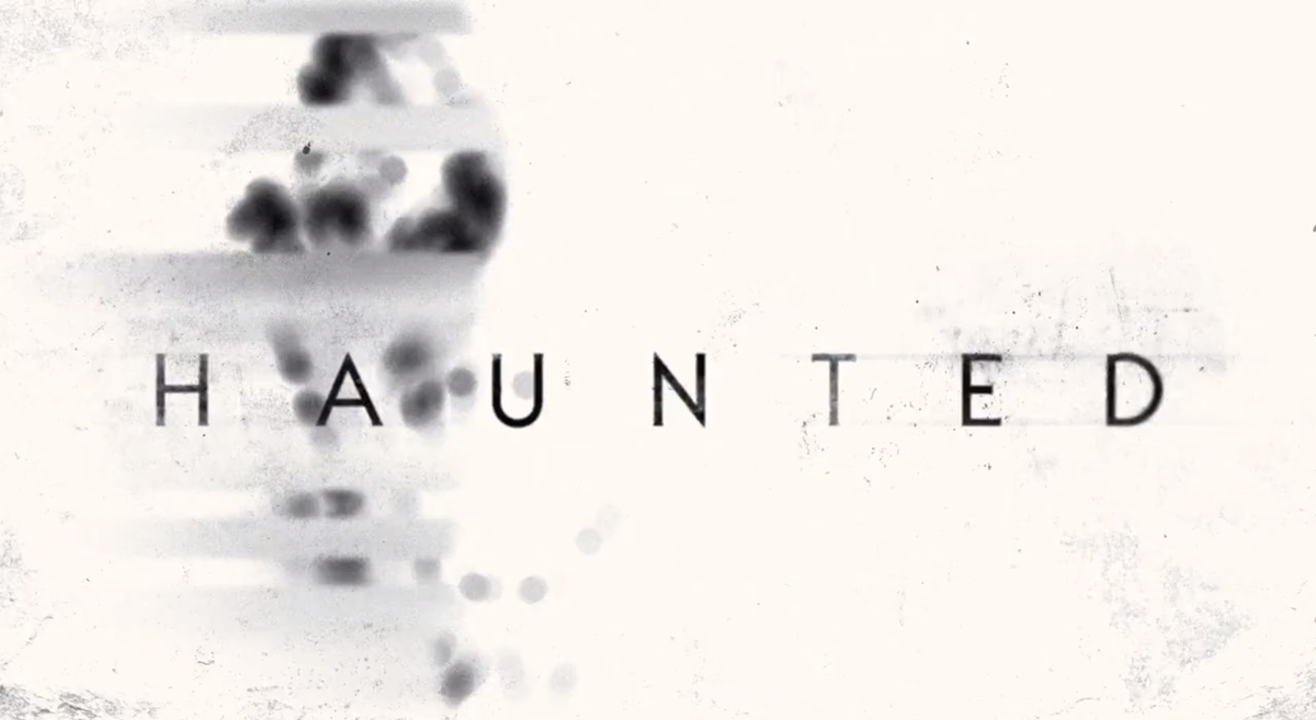 Заставка с тайтлом из сериала "Преследуемые призраками"