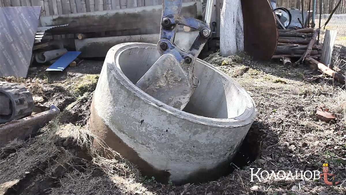 Демонтаж старой системы канализации из железобетонных колец.