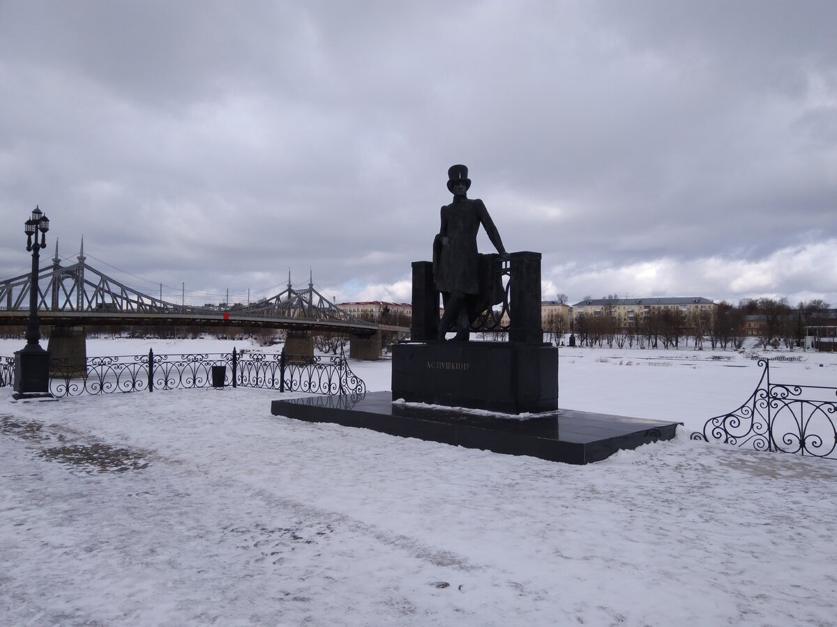 Памятник А.С. Пушкину в городском саду, скульптор О.К. Комов