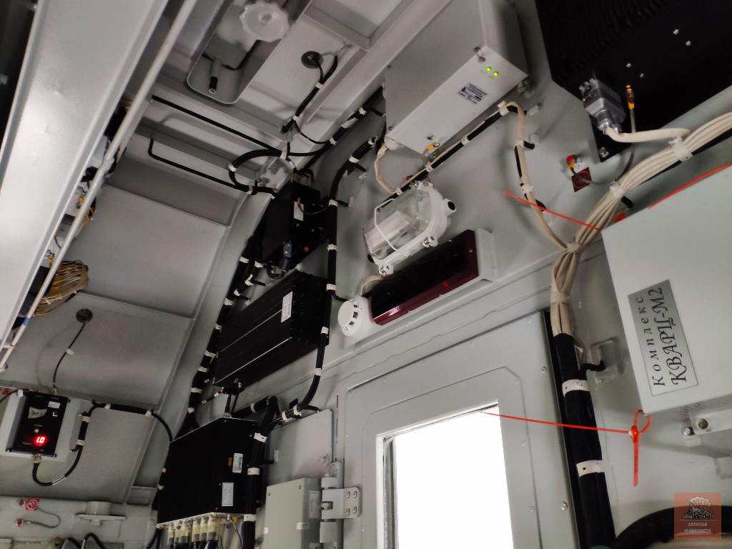        Блоки устройств безопасности, расположенные над дверью в кабину машиниста.