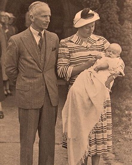 С отцом Джоном и матерью Нарой