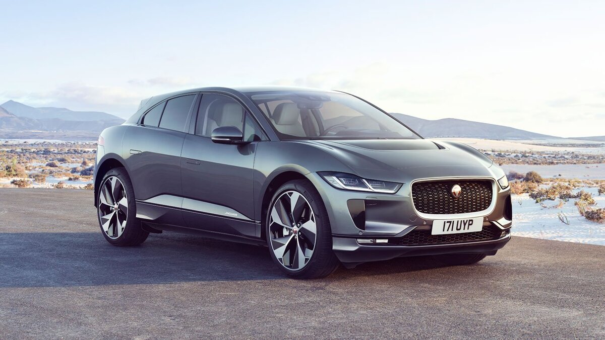 Само название Jaguar I-Pace свидетельствует о наличии высоких технологий из-за имеющейся буквы i и побуждает к опережению времени. Ближе к концу 2018 года на международный рынок поступит первый Jaguar с электрическим двигателем. Планируется запустить целую серию автомобилей. 
Снаружи машина очень выразительна и сразу выделяется из общей массы — двигатель рычит словно дикий зверь. Несмотря на длину 4,68 метра (на 5 сантиметров меньше серийного F-Pace), салон Jaguar I-Pace рассчитан на пять мест и благодаря очень высокому полу воспринимается гораздо просторнее, даже при такой простоте и линейности.