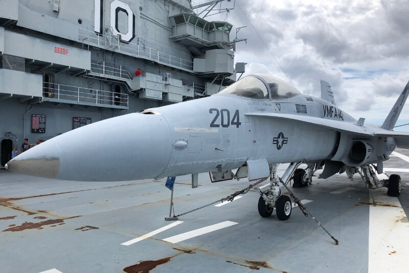 F/A-18A Hornet - палубный истребитель-бомбардировщик.