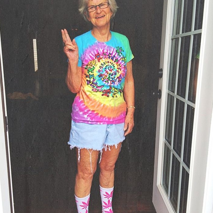 Сзади пионерка, спереди пенсионерка