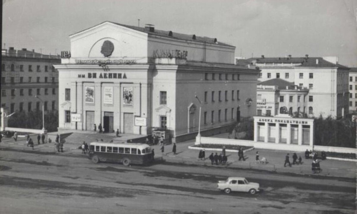 СССР. Любой рабочий мог купить автомобиль, а директор бассейна ездил на  