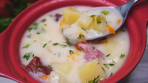 Простой суп сырный с копчёностями, люблю его за быстроту в приготовлении и вкус