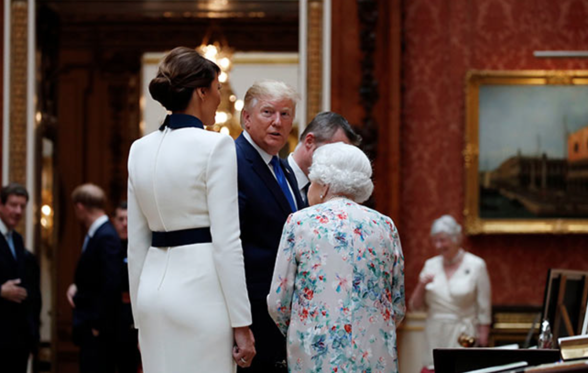 Королева преподнесла президенту США и его жене подарки после их приватного обеда