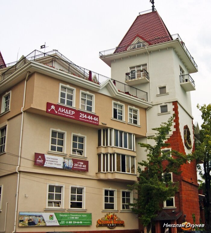 2. Рядом с ним ещё один жилой дом с башней.