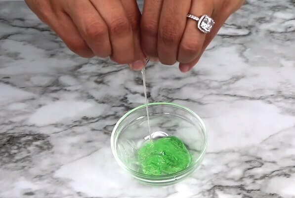 Ингредиенты для средства: гель алоэ вера и витамин Е