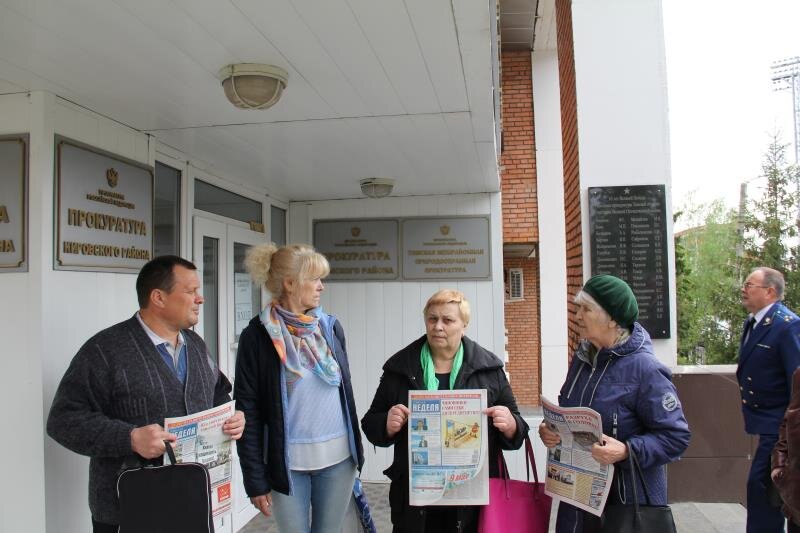 Граждане, не попавшие на прием. На заднем плане проходит прокурор Ленинского района П. Веснин