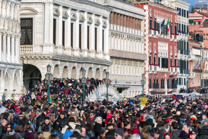 Впервые термин “overtourism” прозвучал в 2018 году после заявления компании Skift об устойчивом процессе наплыва туристов в одни и те же места, грозящем уничтожением “лица” той или иной территории.