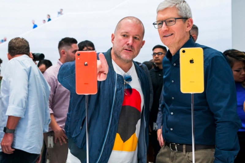 После 20 лет работы Сэр Джонатан Айв, творец дизайна iPhone и IPad покидает компанию ради собственного бизнеса. Акции Apple упали на 1% на внебиржевых торгах.